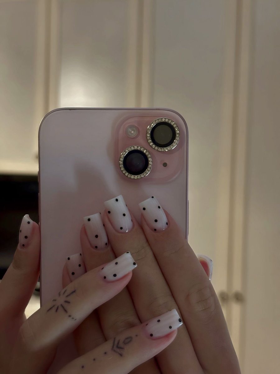 zoielavender's tweet photo. who’s gonna pay for my nails?? https://t.co/VeP9eGgsJV