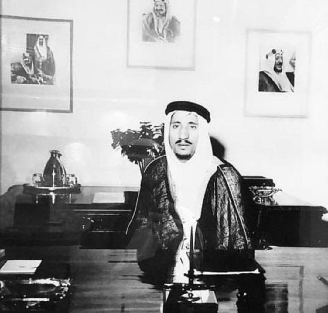 Awter9's tweet photo. الأمير ناصر بن عبدالعزيز بن عبدالرحمن آل سعود 

ولد في الرياض (تختلف بعض المصادر بين 1911م و1912م ، الموافق 1331–1332هـ).
 نشأ في كنف والده الملك عبدالعزيز خلال مرحلة استعادة الدولة السعودية. 

1913–1919

قضى طفولته في قصر الحكم بالرياض.

تلقى مبادئ القراءة والكتابة والقرآن الكريم والحديث في مدرسة القصر.

تعلم الفروسية والرماية واستخدام السلاح منذ صغره. 

1920–1925

رافق والده في عدد من الرحلات والحملات داخل المملكة الناشئة ، واكتسب خبرة مبكرة في شؤون الإدارة والقيادة، إلا أن تفاصيل كل رحلة غير موثقة سنةً بسنة. 

1926–1936

ازداد حضوره في المناسبات الرسمية مع الملك عبدالعزيز.

عُرف بقوة الشخصية والانضباط والاهتمام بالإدارة ، مما أهله لتولي مسؤوليات أكبر لاحقًا. 

1937 (1356هـ)

عيّنه الملك عبدالعزيز أميرًا لمنطقة الرياض.

كان أول أمير من الأسرة المالكة يتولى إمارة الرياض بعد الشيخ محمد بن سعد آل زيد. 

1938–1945

خلال هذه السنوات :

أعاد تنظيم أعمال الإمارة.

عمل على تطوير الأساليب الإدارية.

دعم تعيين الكفاءات.

عزز الأمن والاستقرار في مدينة الرياض وما حولها ، واشتهر بالحزم في تطبيق النظام. 

1946 (1365هـ)

قدم استقالته من إمارة الرياض بعد نحو عشر سنوات من إدارتها ، تاركًا بصمة واضحة في تطوير الإمارة. 

1947–1953

شارك في الاستقبالات والمناسبات الرسمية إلى جانب الملك عبدالعزيز.

لم يتولَّ منصبًا إداريًا مماثلًا لإمارة الرياض خلال هذه الفترة. 

1953

شهد وفاة والده الملك عبدالعزيز وبداية عهد الملك سعود. 

1954–1964

استمر حضوره في المناسبات الرسمية والعائلية للدولة ، مع ابتعاد نسبي عن المناصب التنفيذية. 

1965–1975

كان من كبار أبناء الملك عبدالعزيز الذين يحضرون المناسبات الوطنية والاجتماعات الأسرية ، مع ندرة الأخبار المنشورة عنه في تلك الفترة.

1976–1983

قل ظهوره الإعلامي ، واقتصر غالبًا على المناسبات الخاصة والأسرة المالكة.

1984 (1404هـ)

توفي في الرياض بعد حياة امتدت أكثر من سبعين عامًا. 

أبرز صفاته

قوي الشخصية.

حازم في الإدارة.

فارس يجيد الرماية.

من أوائل من أسهموا في تنظيم العمل الإداري في إمارة الرياض.