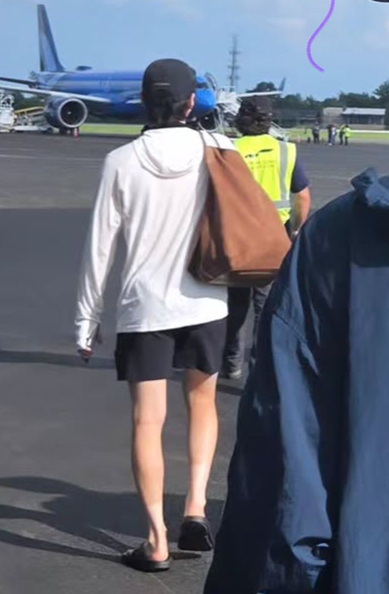 camlovesyoongi's tweet photo. YOONGI'S LEGS ON HOBIS STORY HES JUST BASICALLY A WHORE THESE DAYS https://t.co/m7y0RKcTcH