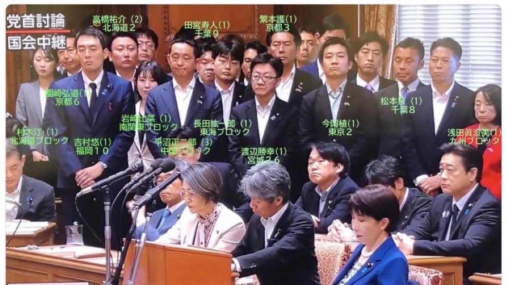 Coco2Poppin's tweet photo. なんだこの既視感は？

避難所の事務所にまで

親衛隊を背後に立たせたのか…😱

一般人相手にこの「圧」は怖ぇよ💦 https://t.co/caKmtVdZNY