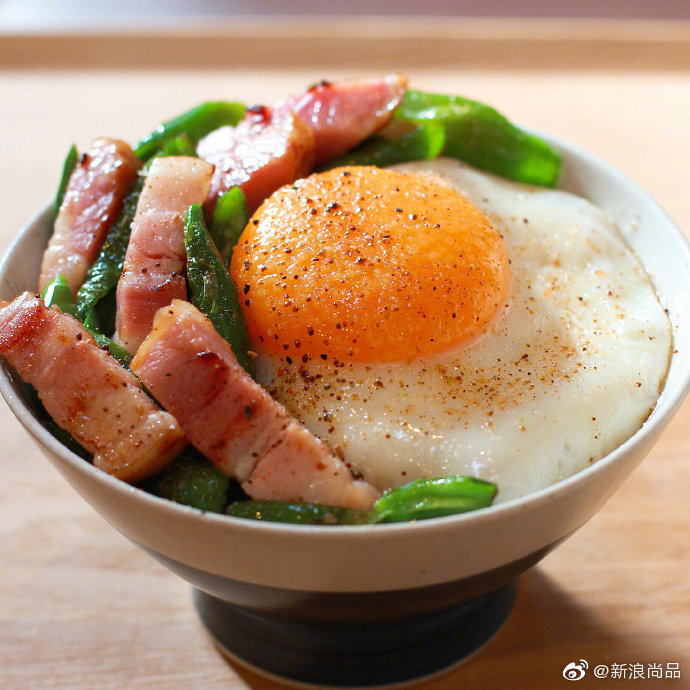 bPERh7h5lg7462n's tweet photo. 今天加班晚归，楼下居然有你热了三遍的糖心煎蛋，还带着刚好的温度 https://t.co/YC3d36MTyL