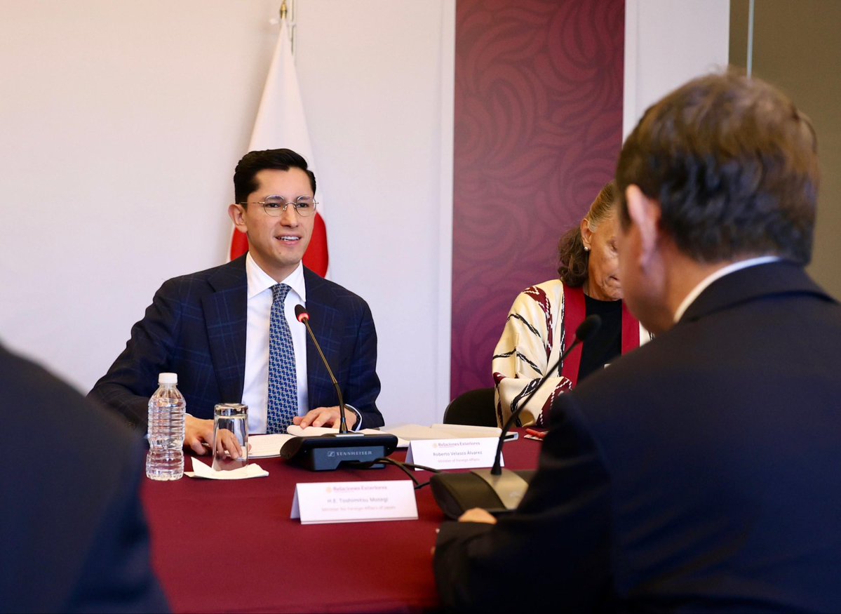 r_velascoa's tweet photo. En el marco de la Asociación Estratégica Global México–Japón, dimos la bienvenida en la @SRE_mx al ministro de Asuntos Exteriores, @moteging, y su delegación. Agradecemos que México sea la primera escala de su gira por América Latina y el Caribe.

Nos une la relación diplomática más antigua de México en Asia-Pacífico, marcada por la cercanía y el apoyo mutuo en momentos difíciles. Tuvimos un productivo intercambio para profundizarla en lo político, económico y de cooperación.

Vivimos un momento inédito: por primera vez, una mujer encabeza el gobierno de México y otra el de Japón. Bajo el liderazgo de la presidenta @Claudiashein y la primera ministra @Takaichi_Sanae, seguiremos impulsando y consolidando la relación bilateral en beneficio de nuestros pueblos.