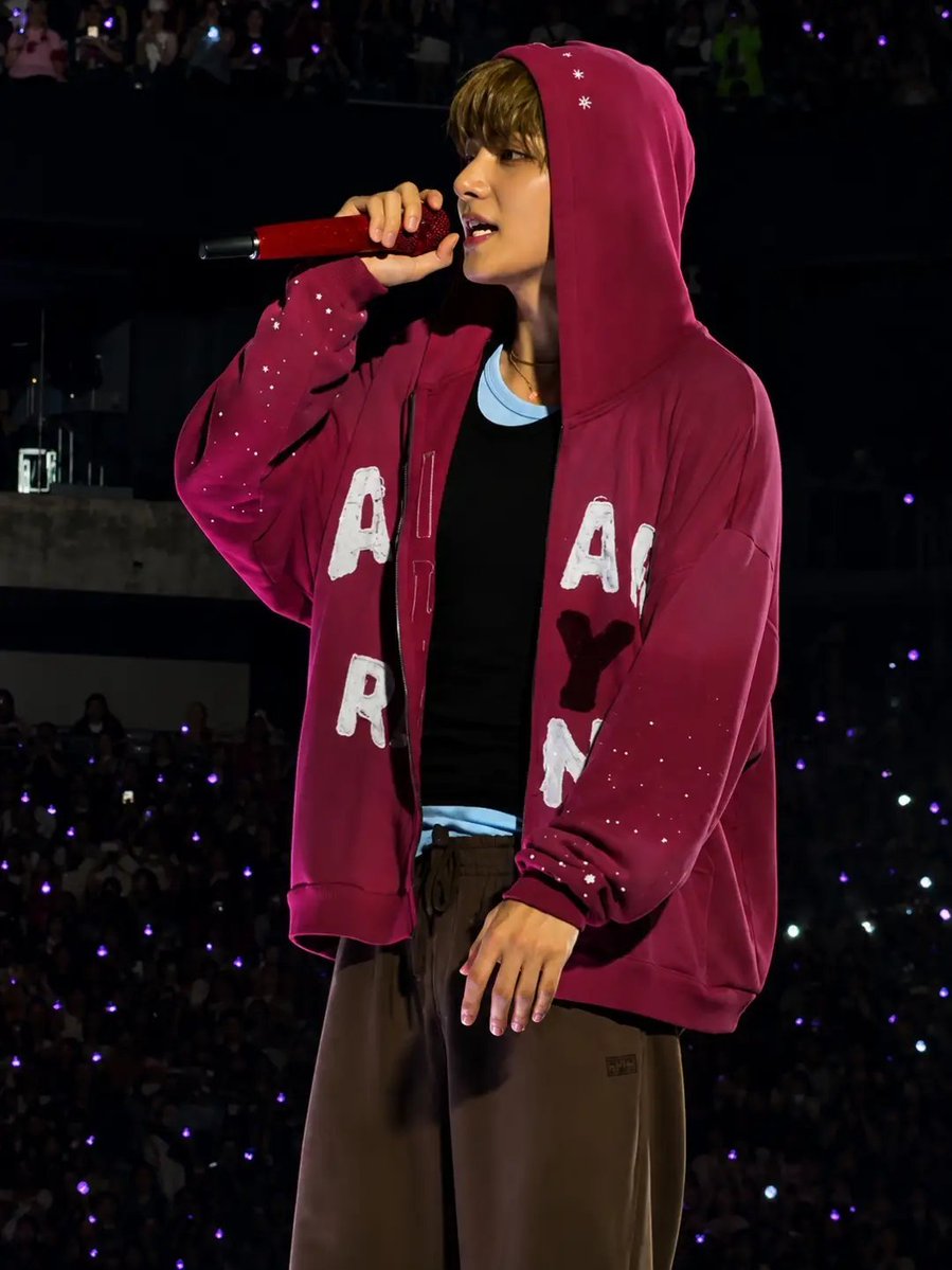 taehyvngpics's tweet photo. Taehyung was serving too much visuals last night 🔥🔥🔥 https://t.co/ViGeLtqOcY