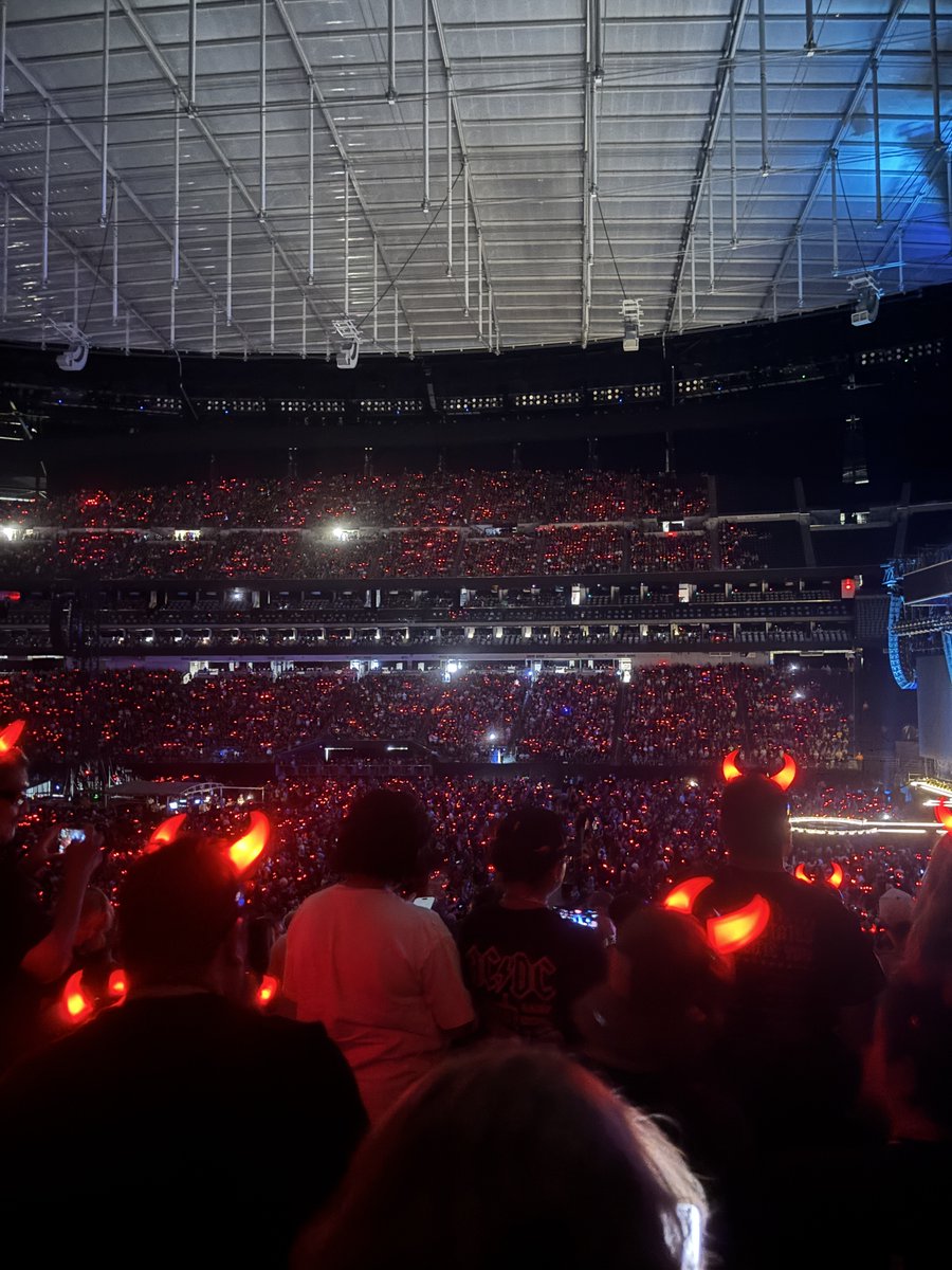 Whitney00085480's tweet photo. Nothing like an AC/DC concert in Vegas!!!🎸🎸🎸 https://t.co/LZpRhjd973