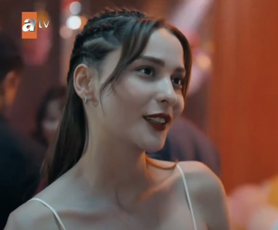 onlyhazall's tweet photo. emirin naza açık kullaniyordun ya hep onceden ormussun cok yakışmış demesi, onun ilk günden beri nazın saçlarına olan zaafın softluğu
#emnaz #altıüstüistanbul https://t.co/PqIpQGLrVv