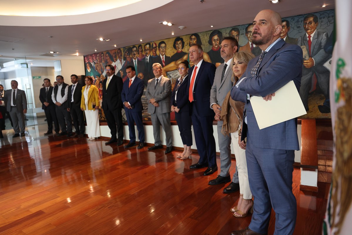 TFJAMexico's tweet photo. Agradecemos a la @SACM_Oficial la donación de la placa conmemorativa por los #90AñosDelTFJA, a su titular @martinurieta e integrantes de la directiva de esta importante agrupación encargada de proteger los derechos de autor de las y los creadores musicales de México; gracias por permitirnos generar una nueva vinculación y honrar el talento de autores y compositores. 

Con esta distinción refrendamos el compromiso social que ha distinguido a nuestra institución a lo largo de nueve décadas.

#JusticiaAdministrativa