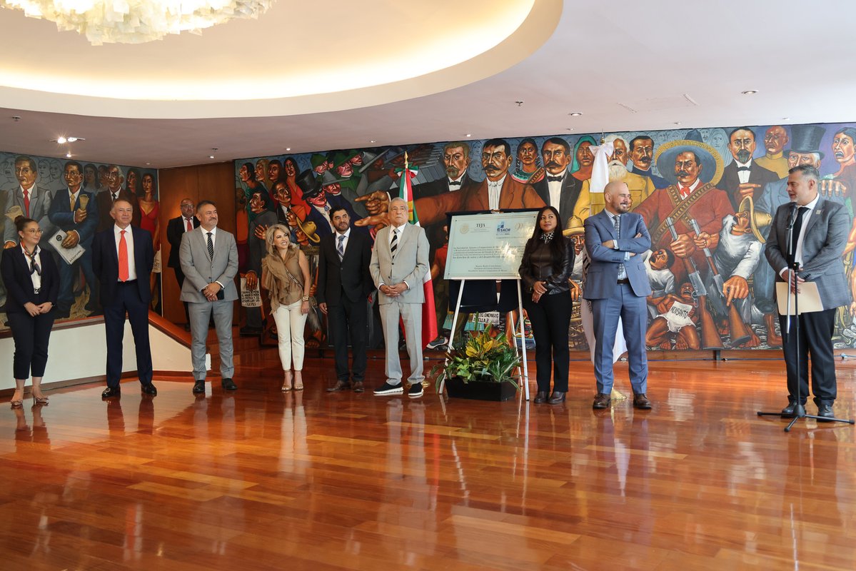TFJAMexico's tweet photo. Agradecemos a la @SACM_Oficial la donación de la placa conmemorativa por los #90AñosDelTFJA, a su titular @martinurieta e integrantes de la directiva de esta importante agrupación encargada de proteger los derechos de autor de las y los creadores musicales de México; gracias por permitirnos generar una nueva vinculación y honrar el talento de autores y compositores. 

Con esta distinción refrendamos el compromiso social que ha distinguido a nuestra institución a lo largo de nueve décadas.

#JusticiaAdministrativa
