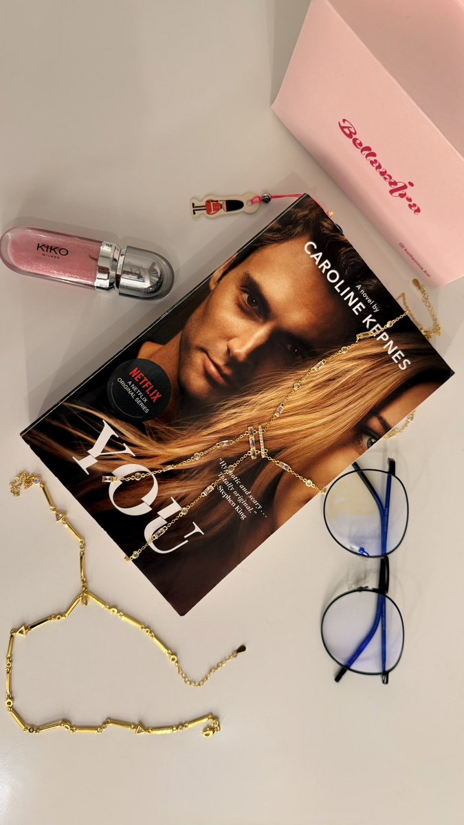 Dena32a's tweet photo. ✨ Obsessed with this soft feminine vibe ✨

Bookish moments meet soft glam. There’s nothing sweeter than a cozy read, pretty pink gloss on my lips, and dainty gold jewelry sparkling around me. 📖💖

#Bellamirakw #You #cozyvibes #YouByCarolineKepnes #Flatlay https://t.co/yXQ9B5h2sN