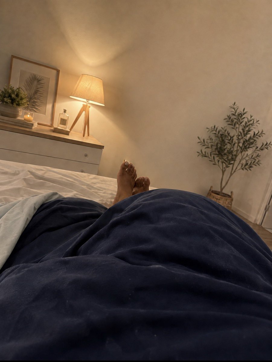 ApollineGallery's tweet photo. J’ai encore passé la journée en basket 😅
Franchement, j’adore être bien dans mes chaussures, même si mes pieds ont besoin d’un peu plus d’attention après. 🤍
Qui est un bon masseur ? 
#pieds #fétichiste #pedicure #photos #feetfetish #prettyfeet https://t.co/xLQ5LTrhGj