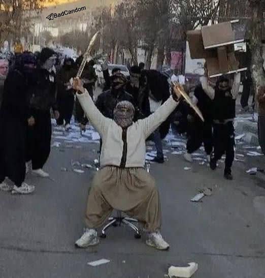 SAVAK071's tweet photo. 🔴 حکم اعدام مهدی روشنی، از معترضین دی ماه در ایلام تایید شد.

مهدی کسیه که این عکس گنگ رو توی ملکشاهی خلق کرده بود: https://t.co/kCjO4yYwHL