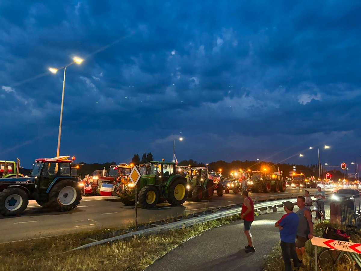 HelmaLodders's tweet photo. Wauw! Nu in Nijkerk. Geen trekkers gezien, @jpaternotte ? Je wordt op je wenken bediend.
Het verzet groeit en groeit. Niet alleen boeren, maar ook ondernemers en burgers laten van zich horen.
En nu: de stikstofbrief van tafel. De sector aan tafel! https://t.co/YTO1BkjX0o
