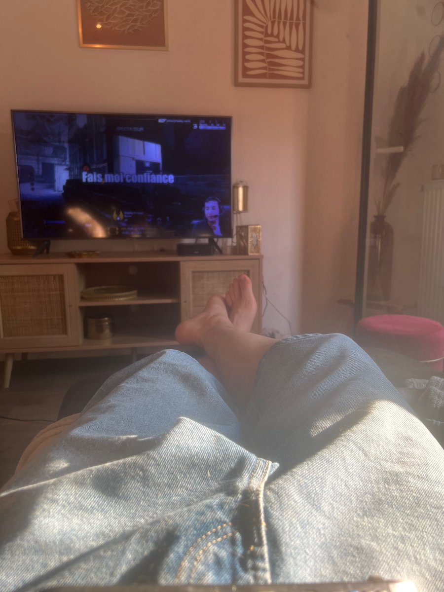 Carbonaradee's tweet photo. Bon les soumis dépêchez vous je veux un moneyslaves qui me rembourse mon ticket maintenant au pied 🧎🧠
#feet #kiffeur #moneyslaves #findom https://t.co/P1QipHdKbg