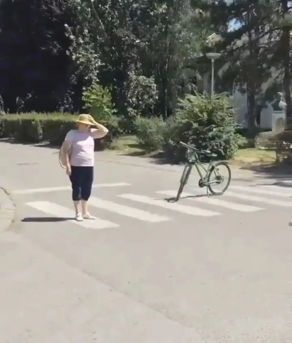 Zvezdaa25's tweet photo. Kad ponestane ljudi, uskače i bicikl da popuni redove. 🤣🤣🤣 https://t.co/EZiqsVsHBL