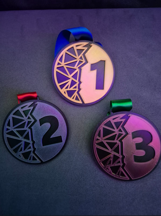 StudioGamevsJD's tweet photo. O objetivo foi alcançado!
Esses foram o troféu e as medalhas entregues aos destaques do nosso 2º Campeonato de Counter-Strike 2.

Parabéns a todas as equipes que participaram e fizeram desse evento um verdadeiro espetáculo.

#CS2 #Esports 

 feitos pela https://t.co/jEqe3GjMTH https://t.co/k3dngdTD0N