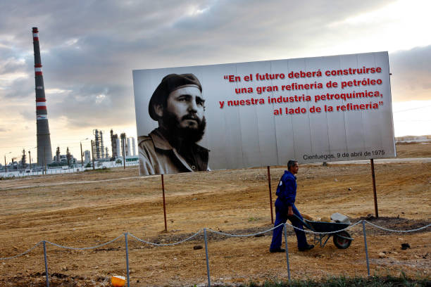 CubaOrtografia's tweet photo. Promesa incumplida número 56789.

En el futuro deberá construirse una gran refinería de petróleo y nuestra industria petroquímica, al lado de la refinería. 

Cienfuegos, 9 de abril de 1975.

Yo tenía cinco años. Me fui de Cuba con 44 y la promesa seguía ahí. Hoy tengo 55, casi a punto de cumplir 56, y la promesa no llega.
