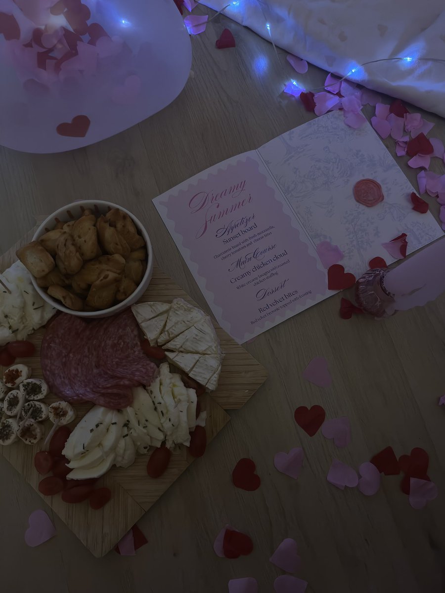 areinari's tweet photo. my gf surprised me with an indoor picnic with a themed menu <3 *0* https://t.co/loouTQBDQ5