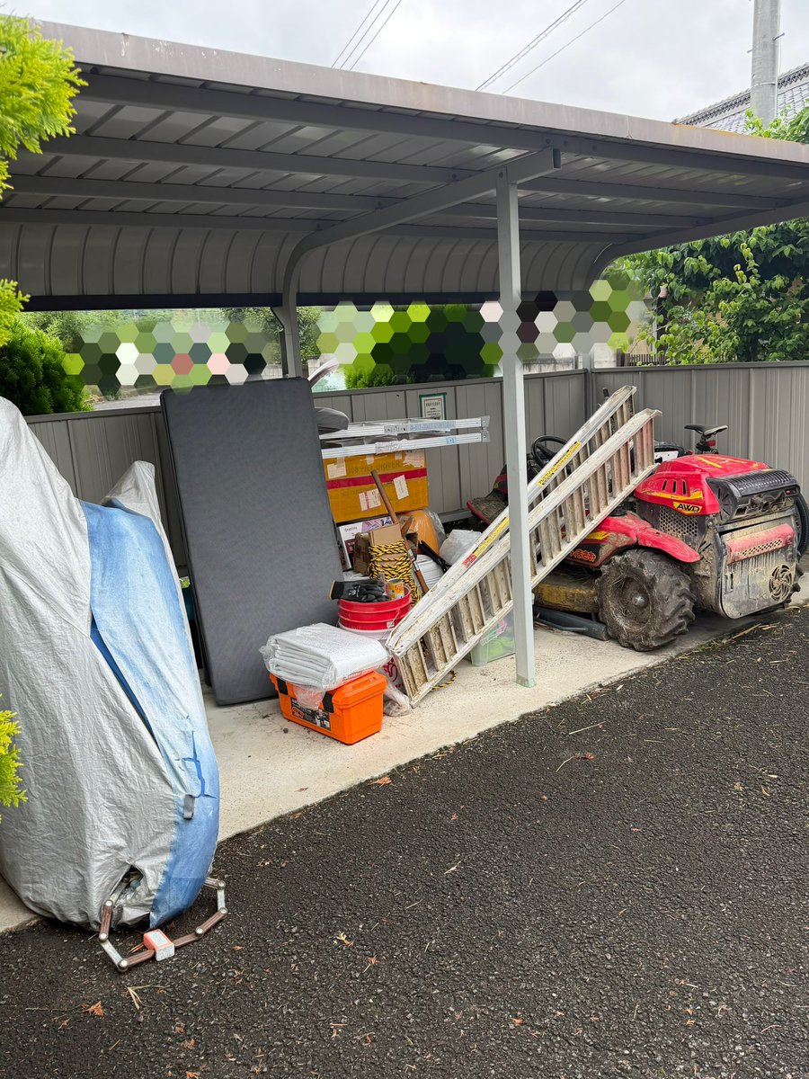 Tomo_Orange_'s tweet photo. うちのマンションの駐輪場
2階の人の物置になってるんだけど
管理会社は知ってるのかな？w

後で聞いてみよ https://t.co/XUjubrgUMs