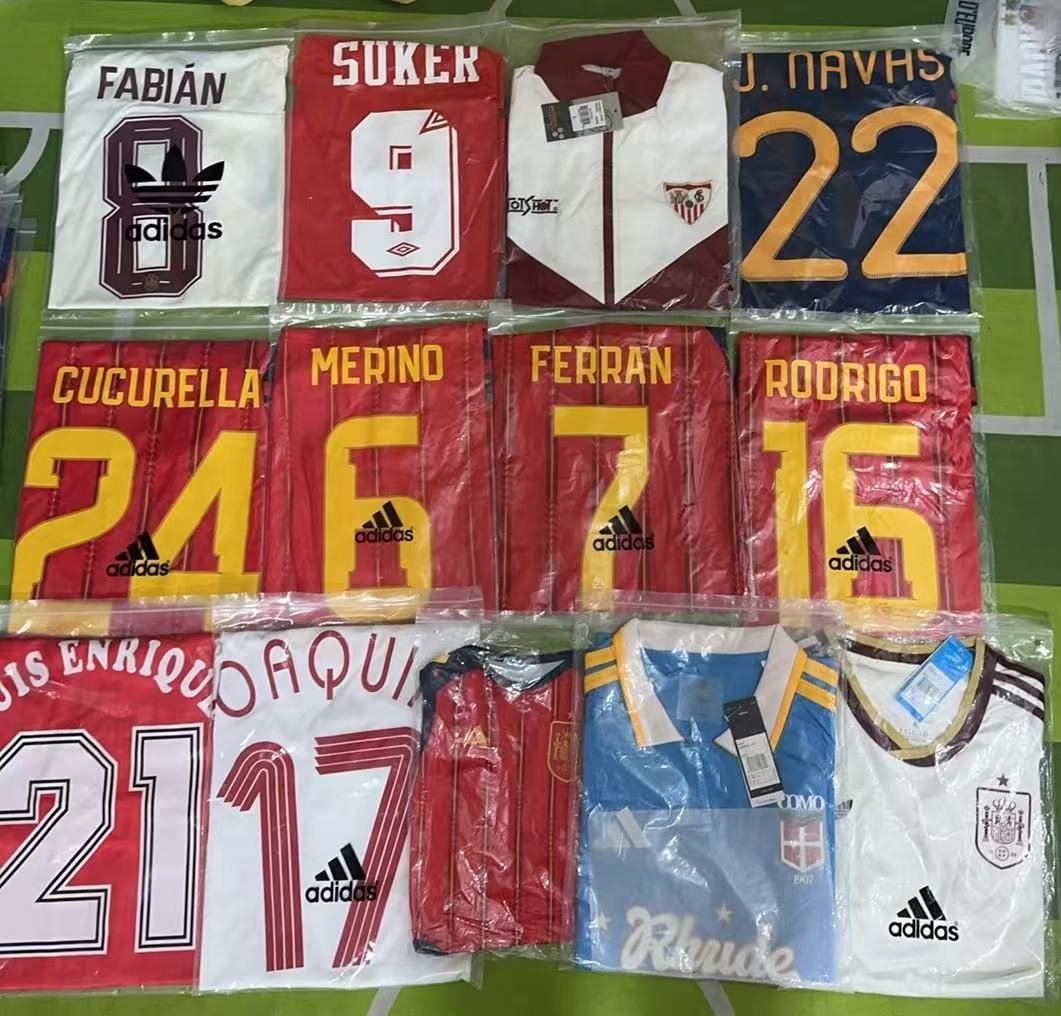 FucaBets's tweet photo. 👕 CÓMO Y DÓNDE COMPRAR CAMISETAS CHINAS ⁉️

🙌 JieLan Jersey tiene los mejores precios del mercado, calidad excelente y mucha variedad.
🇪🇸 Ya está disponible la camiseta de España campeón de la Copa del Mundo 2026 con 2 estrellas.

👉 WhatsApp: +86 159 1319 8592 https://t.co/8DJPQkix3c