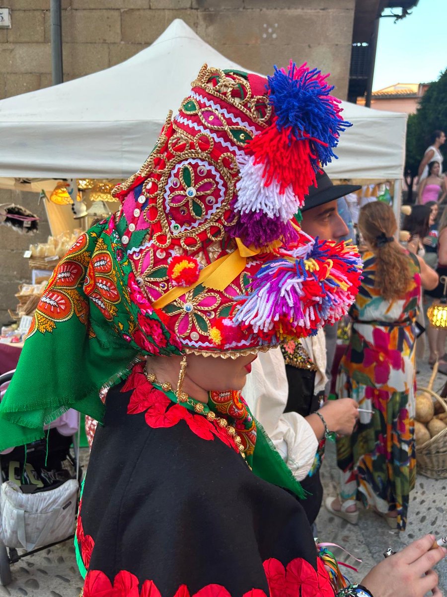 DiputacionCC's tweet photo. ✨ Plasencia ya vive el #MartesMayor.

La diputada Antonia Molina ha disfrutado esta noche del Mercado Artesanal, un espacio que llena las calles de tradición, creatividad y talento artesano. 🏺💚

Días para disfrutar de una cita emblemática del verano en nuestra provincia! https://t.co/beaTgwbK5k