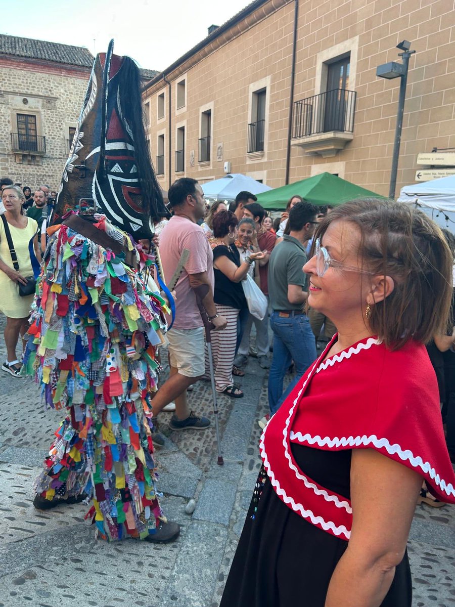 DiputacionCC's tweet photo. ✨ Plasencia ya vive el #MartesMayor.

La diputada Antonia Molina ha disfrutado esta noche del Mercado Artesanal, un espacio que llena las calles de tradición, creatividad y talento artesano. 🏺💚

Días para disfrutar de una cita emblemática del verano en nuestra provincia! https://t.co/beaTgwbK5k