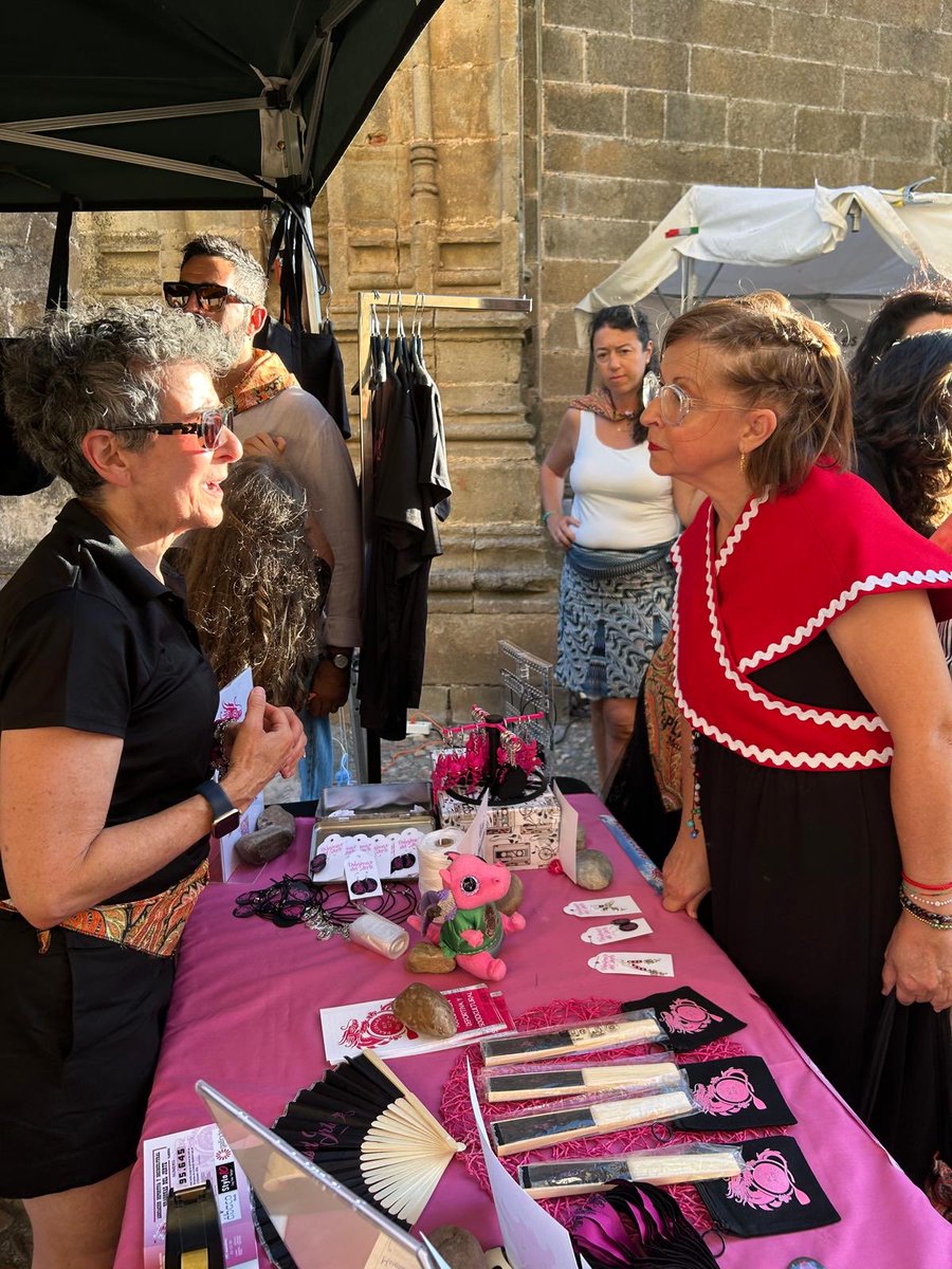 DiputacionCC's tweet photo. ✨ Plasencia ya vive el #MartesMayor.

La diputada Antonia Molina ha disfrutado esta noche del Mercado Artesanal, un espacio que llena las calles de tradición, creatividad y talento artesano. 🏺💚

Días para disfrutar de una cita emblemática del verano en nuestra provincia! https://t.co/beaTgwbK5k