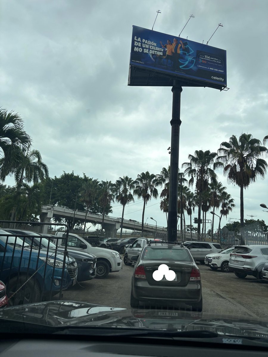 Jeffreychasin's tweet photo. ECU911 deben mejorar el tema de los parqueos, es un caos parquear acá… no se entiende como siendo público te cobran los “cuida carros” que prácticamente se adueñan del parqueadero con sus conos y vallas. 

@ECU911_ https://t.co/Li9USs9lxi