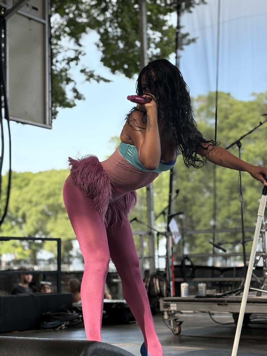bmi's tweet photo. .@JustineSkye is here! @lollapalooza #BMILolla https://t.co/CcKXdBZcsn