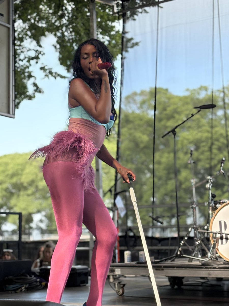 bmi's tweet photo. .@JustineSkye is here! @lollapalooza #BMILolla https://t.co/CcKXdBZcsn