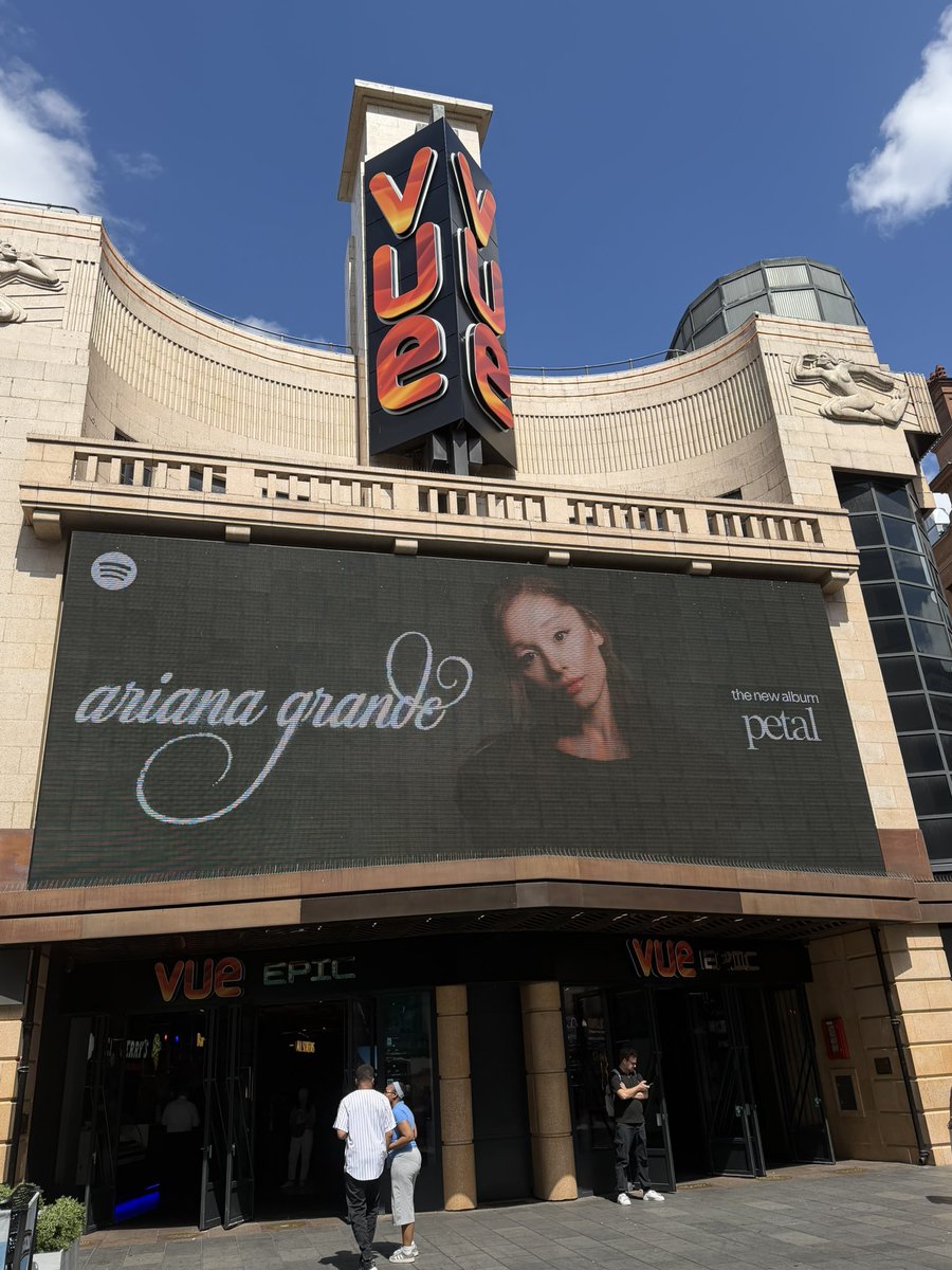arianatorswildt's tweet photo. PETAL PROMO IN LONDON, UK https://t.co/JMJP2yqZou