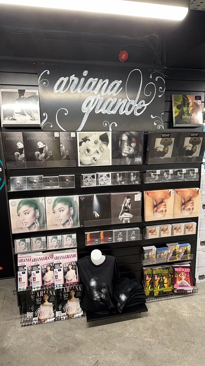 arianatorswildt's tweet photo. PETAL PROMO IN LONDON, UK https://t.co/JMJP2yqZou