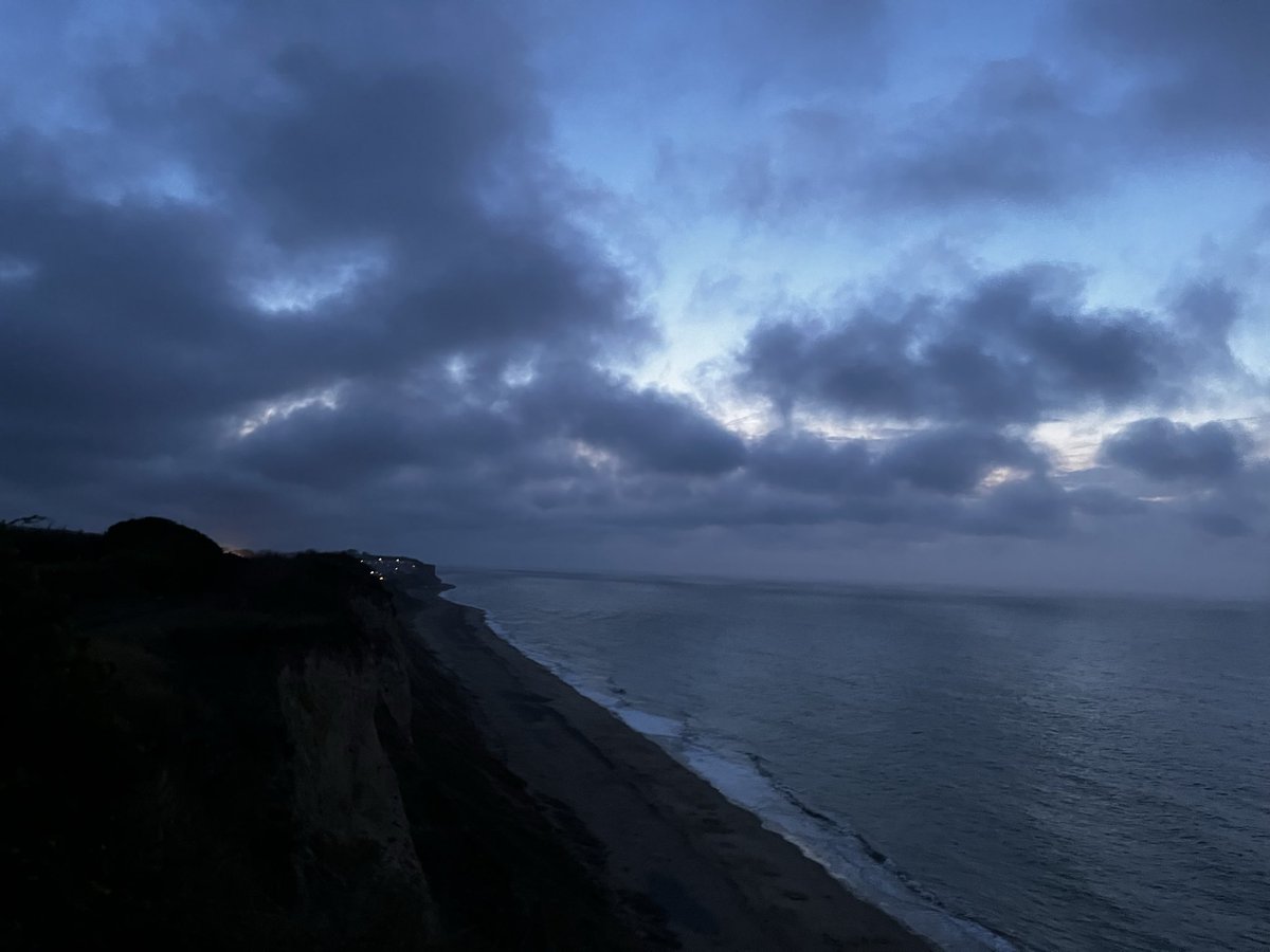 paraoiid's tweet photo. sat on the edge of a cliff https://t.co/ljClAK1BOC