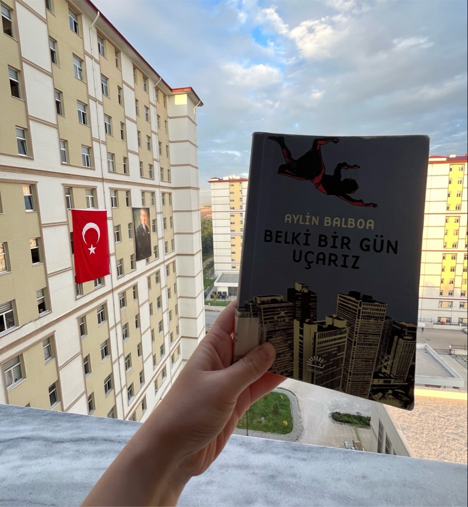 reyhanehtmlu's tweet photo. Herkese hitap edecek klasik bir roman değil; daha çok hayatın acı taraflarını, kayıpları, aileyi, hastalığı, yalnızlığı ve insanın yaşadığı talihsizlikleri mizah, ironi ve samimi bir dille anlatan kısa anlatılardan oluşuyor.

@AylinBalboa 
Ne mutlu bize, hiç aklımız yok. 🫡 https://t.co/2YKGNw0WMX