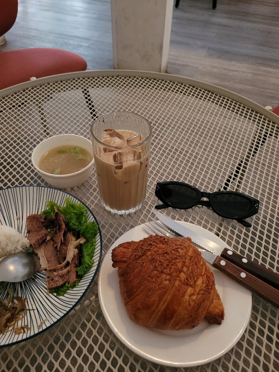meisyapuspita's tweet photo. 📍kozi coffee antapani
my bb comes to my apartment, @FNIsland so we had a great chit-chat and had the best photobooth 📸🖼️👯🏻 https://t.co/FZy1O0NzuI