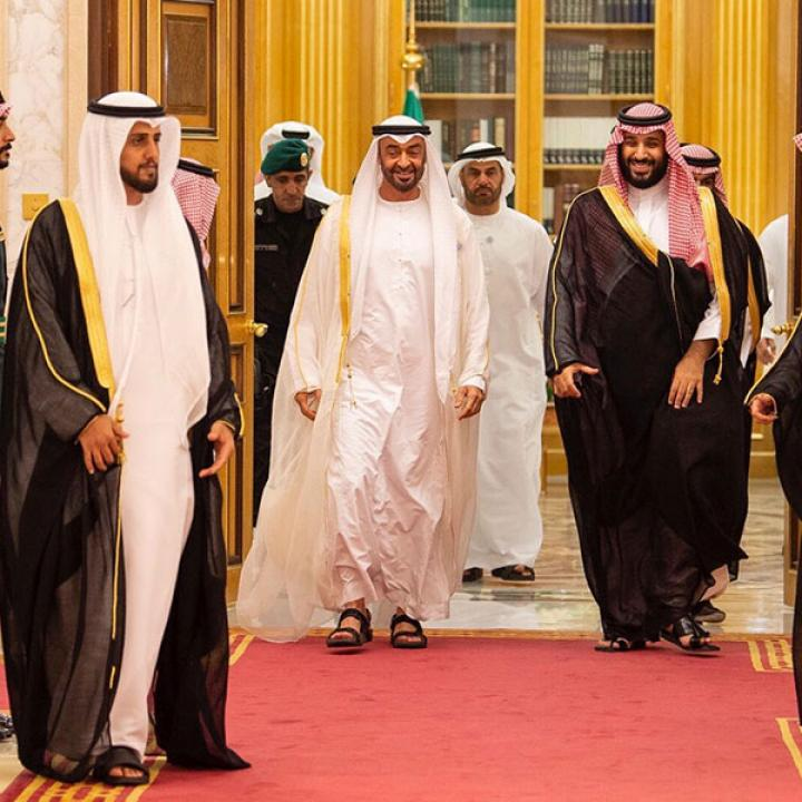 ZaidBenjamin5's tweet photo. المصالحة #السعودية الإماراتية: الخليج بحاجة إلى جبهة موحدة للردع والانخراط وضمان حرية الملاحة
ورقة سياسية من اليسون ماينور، رئيسة تكامل الشرق الأوسط في المجلس الأطلسي، وابريل لونغلي الاي، كبيرة الباحثين في معهد واشنطن لسياسة الشرق الأدنى
+++++
بعد أشهر من التوتر، أصدر مسؤولون إماراتيون وسعوديون كبار مؤخرًا رسائل بدت منسقة، أكدوا فيها متانة العلاقات بين البلدين.

لا يزال من المبكر معرفة ما إذا كانت هذه الإشارات ستتحول إلى خطوات ملموسة لإصلاح العلاقة المتوترة، ولكن حدوث انفراج محدود في التوترات السعودية-الإماراتية قد يتيح لدول الخليج فرصة لصياغة استجابة أكثر فاعلية للتهديدات المستمرة من طهران.

ان الحاجة الى التنسيق في المنطقة تزداد الحاحًا فهي تواجه جولة جديدة من التصعيد بين إيران والولايات المتحدة، إلى جانب أزمة متطورة مع الحوثيين في باب المندب، قد تؤدي إلى أزمة مزدوجة في اثنين من أهم الممرات البحرية الضيقة.

ومن غير المرجح أن تتخلى طهران عن استراتيجيتها القائمة على تهديد جيرانها واستخدام مضيق هرمز ورقة ضغط، حتى إذا هدأ القتال المباشر، في وقت تسعى فيه طهران إلى استعادة قدراتها وإعادة البناء، كما لا توجد أسباب كثيرة للاعتقاد بأن المخاوف الأمنية لدول الخليج ستُعالج بالكامل، أياً كان المسار الذي ستسلكه المفاوضات الأميركية-الإيرانية.

ويعني ذلك كله أن دول الخليج لا تستطيع الاعتماد على واشنطن أو على التواصل الثنائي مع طهران لمعالجة تحدياتها الأمنية، ويمثل تعزيز التنسيق بين العواصم الخليجية أفضل طريق للمضي قدمًا. وهناك ثلاثة عناصر أساسية لنجاح هذه الاستراتيجية.

العنصر الأول هو الردع، فقد أصبحت حدود المظلة الأمنية الأميركية واضحة للجميع، وتؤكد حرب الطائرات المسيّرة التي تشنها إيران ضد الأهداف الاقتصادية الخليجية أن الردع القائم على منع الهجمات لن يكون كافيًا، حتى في ظل امتلاك منظومة دفاع صاروخي متطورة.

وتواجه دول الخليج الآن تحديًا صعبًا يتمثل في إقناع إيران بأن استمرار الهجمات على الخليج أو تعطيل الملاحة في هرمز سيترتب عليه ثمن لا يمكن تحمله، وينبغي لهذه الدول مواصلة الاستثمار في دفاعات جوية وصاروخية أكثر قوة وتكاملًا، كما يتطلب أيضًا تحديد خطوط حمراء تكون مستعدة للدفاع عنها بصورة جماعية.

وفي الحد الأدنى، ينبغي أن تشمل هذه الخطوط الحمراء مبدأ أن أي هجوم على دولة خليجية سيستدعي ردًا من جميع دول الخليج، ولن يكون هذا الرد عسكريًا بالضرورة، لكنه سيشمل استخدام كل عاصمة خليجية ما تمتلكه من أدوات ضغط مميزة.

من الناحية النظرية، تتمتع دول الخليج بموقع جيد يمكّنها من فرض تبعات عسكرية واقتصادية ودبلوماسية على إيران، بالتعاون مع شركاء أوروبيين وآسيويين، غير أن التحدي الأكبر يتمثل في مدى استعداد هذه الدول لاستخدام تلك الأدوات، وفي تأثيرها على حسابات نظام تكبد بالفعل قدرًا هائلًا من الخسائر، ولا سيما عسكريًا.

ومع سعي إيران إلى التعافي من الحرب، من المرجح أن تكون الأدوات الاقتصادية والدبلوماسية الخليجية أكثر فاعلية من الخيارات العسكرية، وقد تشمل هذه الأدوات قطع العلاقات التجارية الكبيرة التي لا تزال قائمة بين بعض دول الخليج وإيران، وإغلاق مكاتب الصرافة الموجودة في الخليج، والشركات الوهمية، ومسارات إعادة الشحن التي أدت دورًا مهمًا لسنوات في مساعدة إيران على الالتفاف على العقوبات.

لكن الردع الخليجي المنسق لن ينجح إلا إذا اتفقت السعودية والإمارات على خطة لإعلان خطوط حمراء موحدة وتطبيقها بصورة متسقة، فإذا سعت دولة واحدة إلى إنشاء منظومة ردع بمعزل عن جيرانها، يمكن لإيران ببساطة أن تعزل تلك الدولة، فإذا تمكنت جميع السفن من العبور عبر هرمز باستثناء السفن الإماراتية، فسيصبح من الصعب حشد أي تحرك دولي، وإذا كانت جميع المدن الخليجية آمنة باستثناء دبي، فإن رؤوس الأموال ومقار الشركات والرحلات الجوية ستنتقل ببساطة إلى الرياض والدوحة، وقد تختار دول خليجية أخرى، ولا سيما سلطنة عُمان، عدم المشاركة في رد خليجي ضد إيران، لكن يتعين عليها الالتزام بعدم تقويض إجراءات الردع الخليجية، مثل تسهيل مسارات جديدة للتهرب الإيراني من العقوبات.

أما الأولوية الثانية فهي الانخراط المشروط، ويُعد تقديم دعم اقتصادي مشروط لطهران أداة مهمة في أيدي دول الخليج، لكنه لن يكون فعالًا إلا إذا التزمت جميع العواصم الخليجية بشروط موحدة تتعلق بسلوك إيران، وإذا لم يحدث ذلك، فقد تبدو هذه الاستراتيجية أشبه بنظام ابتزاز مقابل الحماية، فإذا كانت دولة خليجية واحدة مستعدة لتقديم دعم أكبر لضمان الهدوء، فقد ترفع إيران سقف مطالبها من الدول الأخرى.

وللحد من هذا الخطر، يمكن لدول الخليج الاتفاق على عدم تقديم دعم اقتصادي كبير مشروط إلا بعد التزام إيران بوقف جميع الهجمات المباشرة وغير المباشرة على الخليج، والتخلي عن محاولات فرض رسوم أو السيطرة على مرور السفن عبر مضيق هرمز.

وقد تكون بعض دول الخليج قد بدأت بالفعل في تقديم قدر من التخفيف الاقتصادي لإيران، مثل الإفراج عن أصول إيرانية مجمدة، وهناك أسباب واضحة للقيام بذلك، في وقت تحاول فيه العواصم الخليجية استعادة الهدوء بعد أشهر من الهجمات الإيرانية، لكن استخدام هذا الدعم لشراء هدوء مؤقت لا يؤدي إلا إلى تعزيز قوة طهران، حيث ينبغي استخدام الدعم الاقتصادي المشروط لمكافأة النظام على ضبط النفس.

أما الأولوية الثالثة فهي حرية الملاحة، فإذا سُمح لإيران بممارسة سيطرة إدارية على السفن العابرة لمضيق هرمز، فإنها ستستغل هذه الورقة للحصول على سلسلة من التنازلات الدائمة من دول الخليج. ويُعد توحد دول الخليج، بما فيها سلطنة عُمان، حول موقف مشترك يعارض فرض رسوم إيرانية إلزامية أو إنشاء مسار ملاحي واحد تديره إيران، خطوة إيجابية.

وينبغي لدول الخليج مواصلة تعاونها في هذا الملف، وبناء دعم دولي أوسع، بما في ذلك من كبار مستهلكي الطاقة في آسيا والشركاء الأوروبيين، ومع تصاعد التوترات مع الحوثيين في البحر الأحمر، يصبح اتخاذ تحرك جماعي مماثل لحماية حرية الملاحة هناك أمرًا بالغ الأهمية، فالواقع الجديد في مضيق هرمز سيؤثر في باب المندب، والعكس صحيح.

ولا تتطلب هذه الأولويات الثلاث، وهي إنشاء ردع موثوق، والانخراط المشروط، وضمان حرية الملاحة، أن تتبنى كل دولة خليجية النهج نفسه تجاه إيران، فمن الطبيعي أن تواصل كل دولة خليجية بناء علاقاتها مع طهران بما يعكس اختلاف موقعها الجغرافي واقتصادها وتقاليد سياستها الخارجية، لكن هذه الأولويات تتطلب تنسيقًا أوثق، ولا سيما بين السعودية والإمارات.

من الواضح أن جميع دول الخليج لديها دور مهم تؤديه، فقطر قوة اقتصادية كبيرة، وتمنحها وساطاتها نفوذًا مهمًا داخل المنطقة وخارجها، وتسمح علاقات عُمان الوثيقة مع إيران لها بالعمل قناةً للحد من سوء التقدير وسوء الفهم، كما تؤدي الكويت والبحرين دورًا مهمًا في الدعوة إلى نهج خليجي منسق، لكن السعودية والإمارات ستظلان الطرفين الرئيسيين، لأنهما تمتلكان أقوى أدوات الضغط العسكرية والاقتصادية والدبلوماسية في مواجهة إيران.

لا تزال هناك خلافات كثيرة تفصل بين الرياض وأبو ظبي، بدءًا من المنافسة الاقتصادية وصولًا إلى اختلاف موقفيهما تجاه إسرائيل، ومع ذلك، تجد الدولتان نفسيهما الآن عالقتين بين حليف أميركي يزداد تقلبًا لكنه يظل ضروريًا من جهة، وإيران منهكة لكنها أكثر جرأة من جهة أخرى، وإذا تمكنت الدولتان من تحويل الرسائل الإيجابية إلى تنسيق مستدام، فستكونان في موقع أفضل، ليس فقط للتعامل مع إيران، بل وربما أيضًا لوضع أسس نظام أمني ناشئ تصوغانه وفق شروطهما الخاصة.