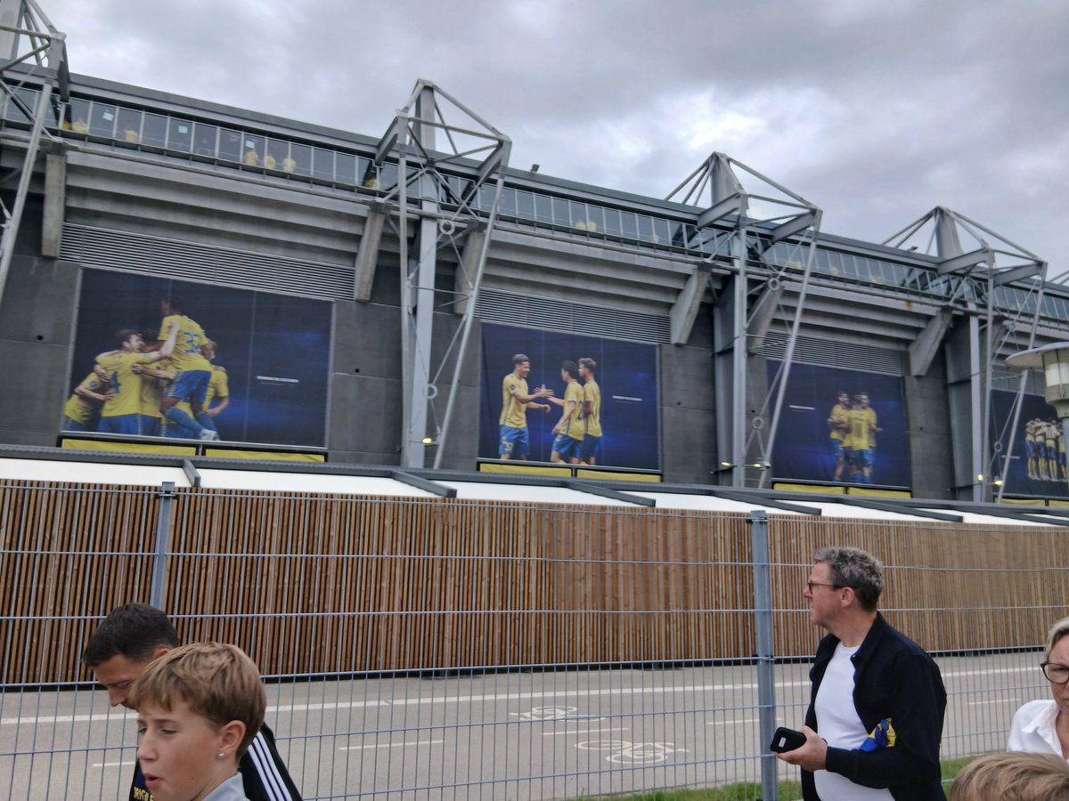 robsoncol21's tweet photo. Also from the danish weekender,  a visit to brøndby stadion to watch @BrondbyIF against @viborgff 

This was a great end to visit here https://t.co/UMvdM4Wtwo