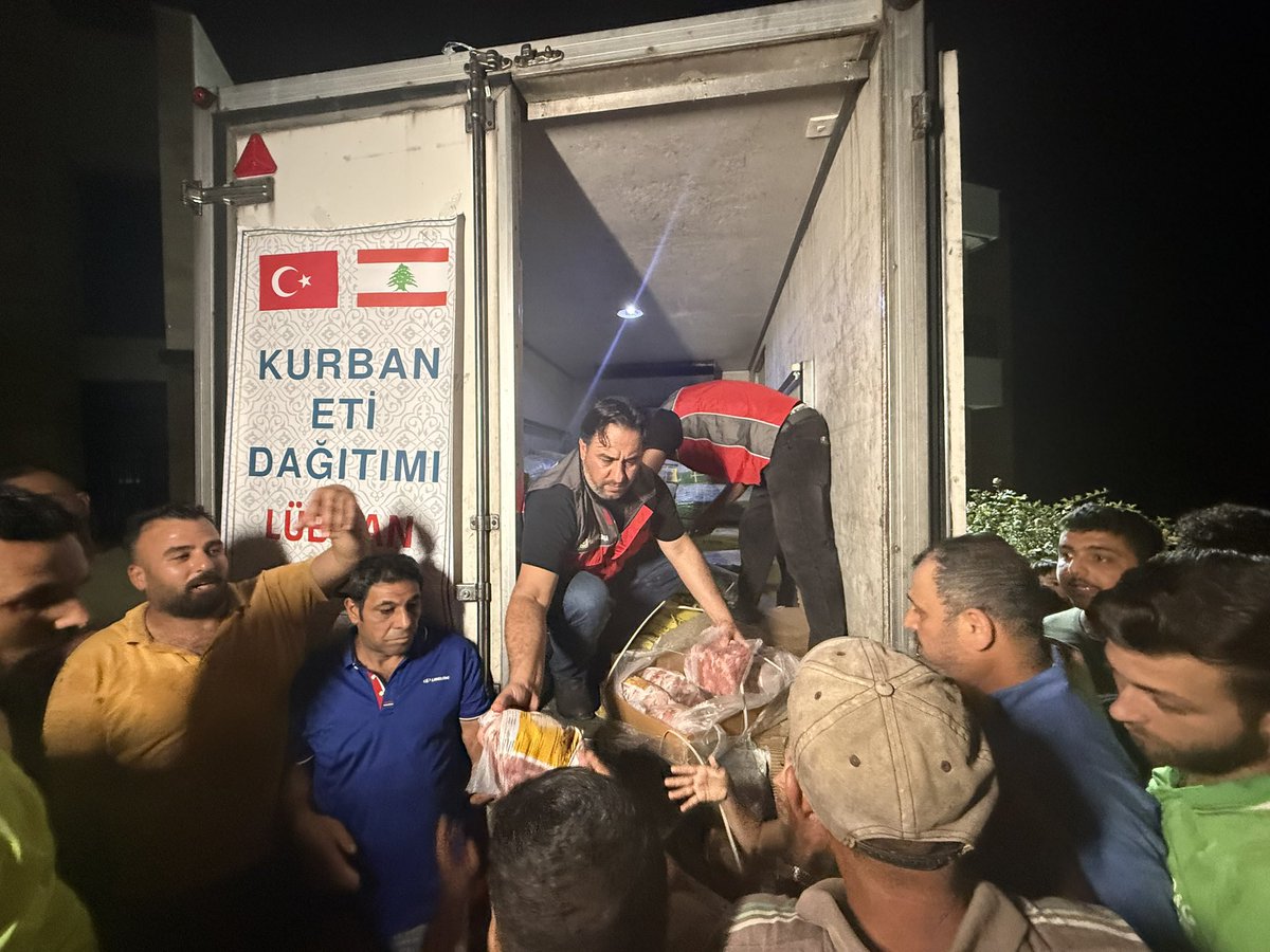 sametdgn1's tweet photo. Lüban’ın çeşitli bölgelerinde @sadakatasi yardım çalışmalarına katıldım. Türk halkının yardımları, yüzlerce aileye ulaştı. Dostluk ve kardeşlikten ötesi yok, bu bölgeler yalnız bıkrakılacak yerler değil. https://t.co/pUTjO8HRBq