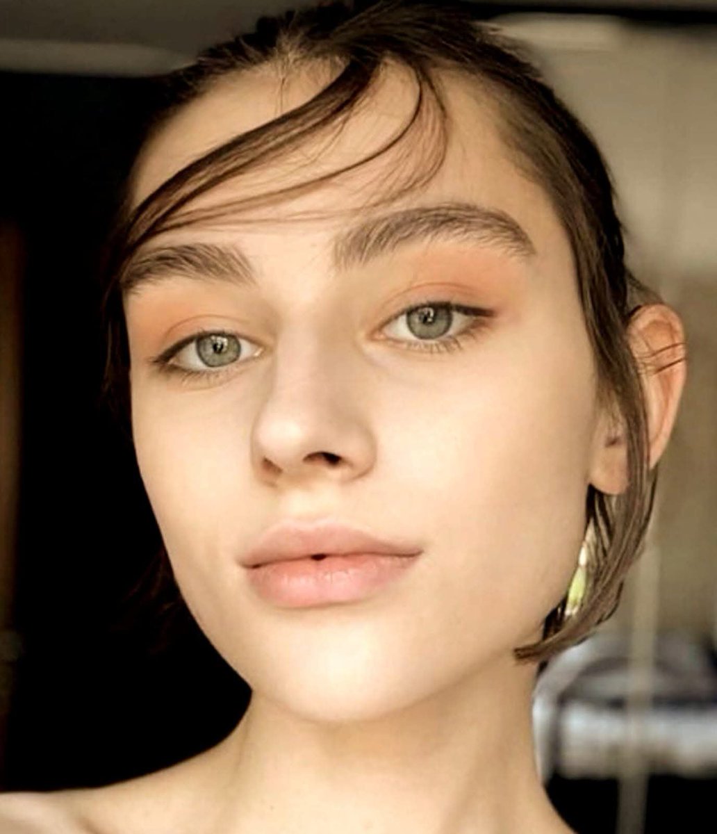 DOGEQEEN's tweet photo. The Polish model was Anna Aksamit was attacked by 7 to 8 “skinny, young drunk men” Milan.

She took several punches to the head and says that they were about to rape her.

She says that a young Italian man saw what happened and started fighting them, making them flee the scene. She says that the Italian man also left quickly without giving her name his name. She now wants to meet him to thank him for his courage.