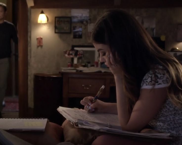 EternalChonsa's tweet photo. My favorite thing about PLL is that you can be at your 10th rewatch and still find out something new you didn't noticed/understood before. https://t.co/h1E2qk0jQs