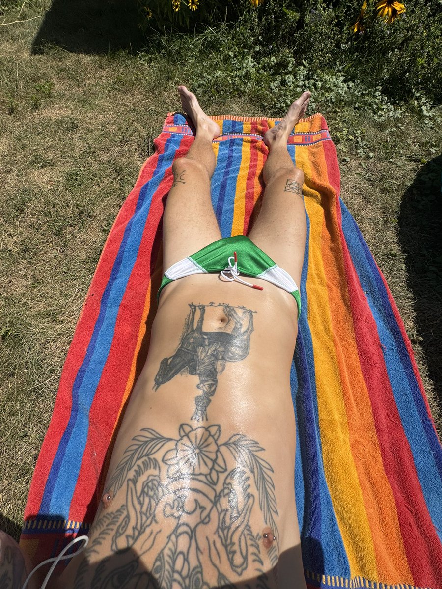 offlinebfx's tweet photo. oiled up and horny 🤤 #speedo #hung #bigdick https://t.co/GG1gGszIcr