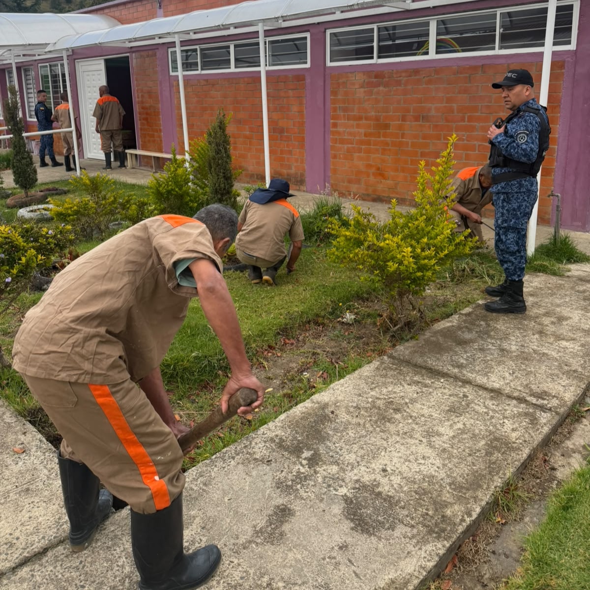 INPEC_Colombia's tweet photo. 👍#BuenaEsa llega donde más se necesita.🤝
En #Silvia, #Cauca, PPL realizaron labores de aseo y ornato en el #CentroVida, un programa vital que brinda alimentación, salud y recreación a los adultos mayores del municipio.👵🏽👴🏽
🥰Resocialización al servicio de la comunidad. https://t.co/MSkugTHnVz