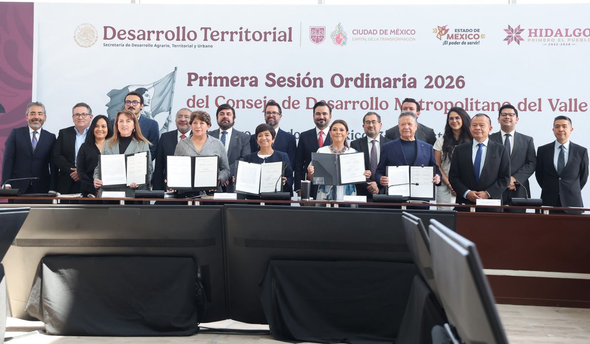 alefrausto's tweet photo. Desde el espectacular Aeropuerto Felipe Ángeles @aifaaero, acompañé a nuestra jefa de Gobierno, @ClaraBrugadaM, en la Primera Sesión Ordinaria 2026 del Consejo de Desarrollo Metropolitano del Valle de México.

Un gusto saludar a la secretaria de @SEDATU_mx, @EdnaElenaVegaR1; a las gobernadoras @delfinagomeza y @margarita_gs, al gobernador @juliomenchaca_, al General Isidoro Pastor, y a tantos compañeras y compañeras.

La coordinación metropolitana es indispensable para construir una región más justa, conectada, sostenible y próspera. 🤝🏼