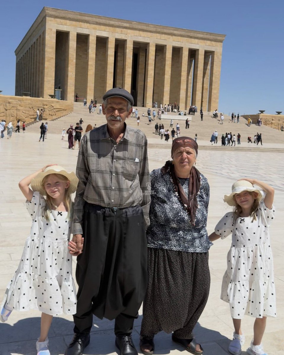 bosunatiklama's tweet photo. 34 yıl sonra çocuk sahibi olan çiftin Anıtkabir ziyaretinden kareler: https://t.co/KVDh8b59Mc