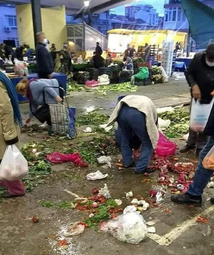 totemcihaluk's tweet photo. Dünya'nın  en ZENGİN kaynaklarına sahip Ülke'sinde,
Dünya'nın  en APTAL İnsanlarının verdiği katkılar ile,
Dünya'nın en FAKİR İnsan'ları olarak, 
yaşamaya çalışıyoruz.
Yayında ve yapımda emeği geçen kim varsa Allah belasını versin. https://t.co/SEI1a59zzy