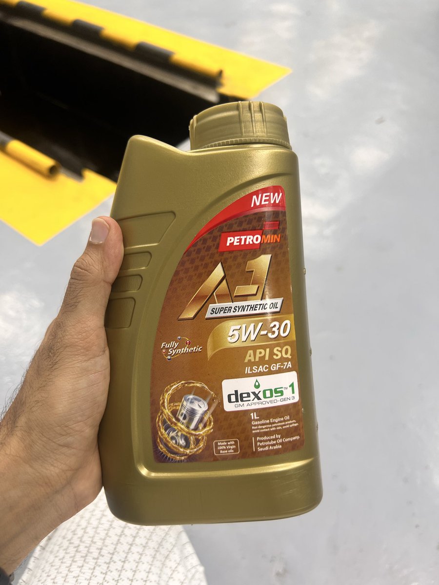 bdr20142's tweet photo. @Petrominit السلام عليكم 
ذهبت لغيار الزيت من شركة البترول الذهبي وانا استخدم زيت بترومين 30-5w. بس التصميم تغير عن السابق تصميم العبوة وسالت العامل يقول الشركة غيرت التصميم الي ماطمني عدم وجود اي باركود على العبوة ولا علامة جودة.  هل صحيح تم تغيير تصميم العبوة الي هذا الشكل https://t.co/fRS71TAAGI