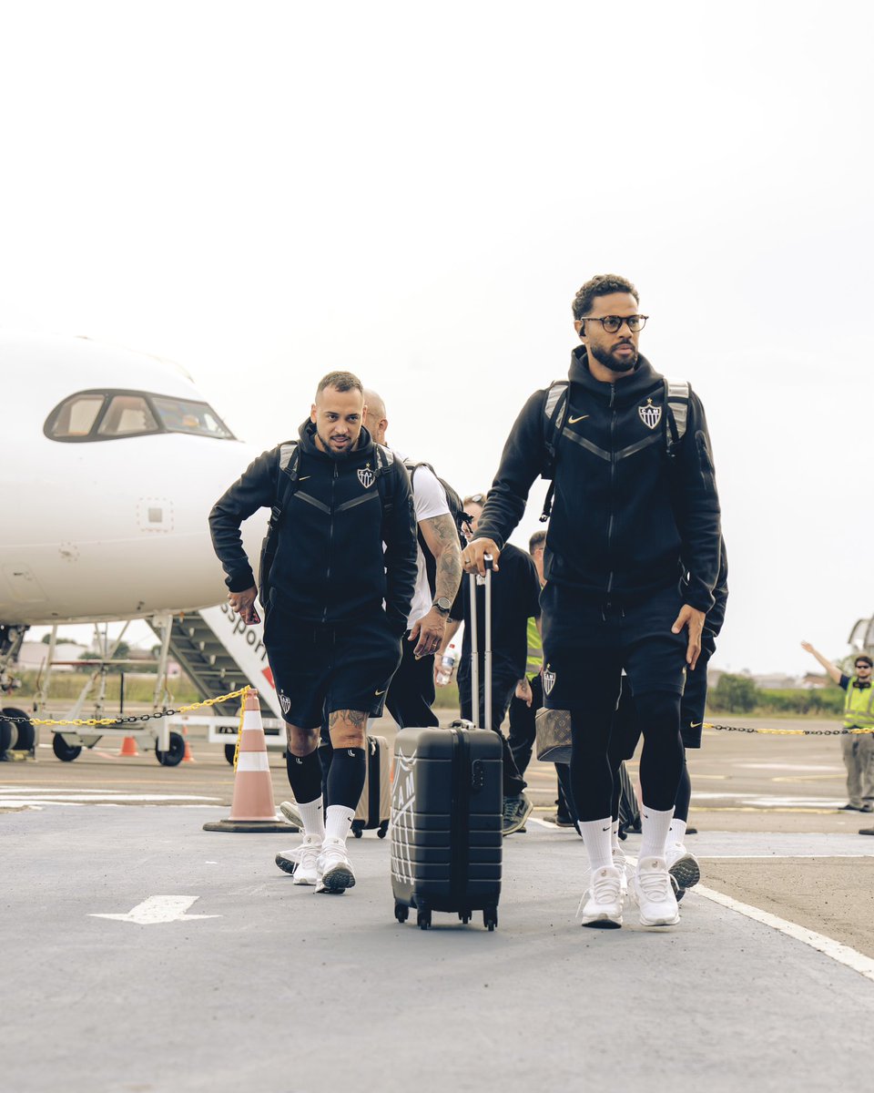 Atletico's tweet photo. Temperatura amena, tempo nublado… 🌥️🛩️

O Galo já está na Serra Gaúcha para mais um desafio! 🖤🤍 https://t.co/V2Uwt9Juwa