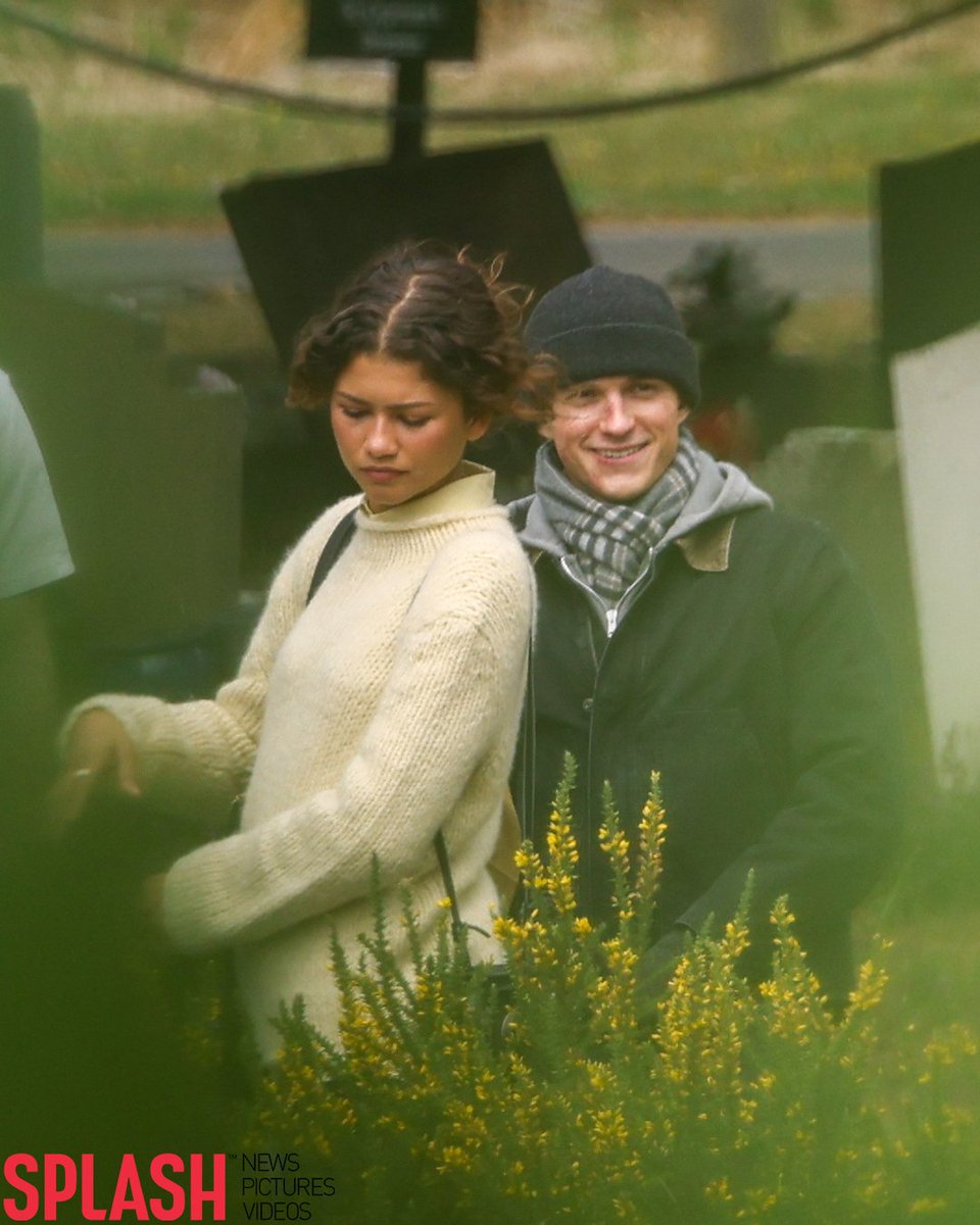 esterscline's tweet photo. lembrando dessas fotos belíssimas do dia que a zendaya acompanhou o tom no set para filmar as cenas no túmulo da may https://t.co/wDsxRuLGVe