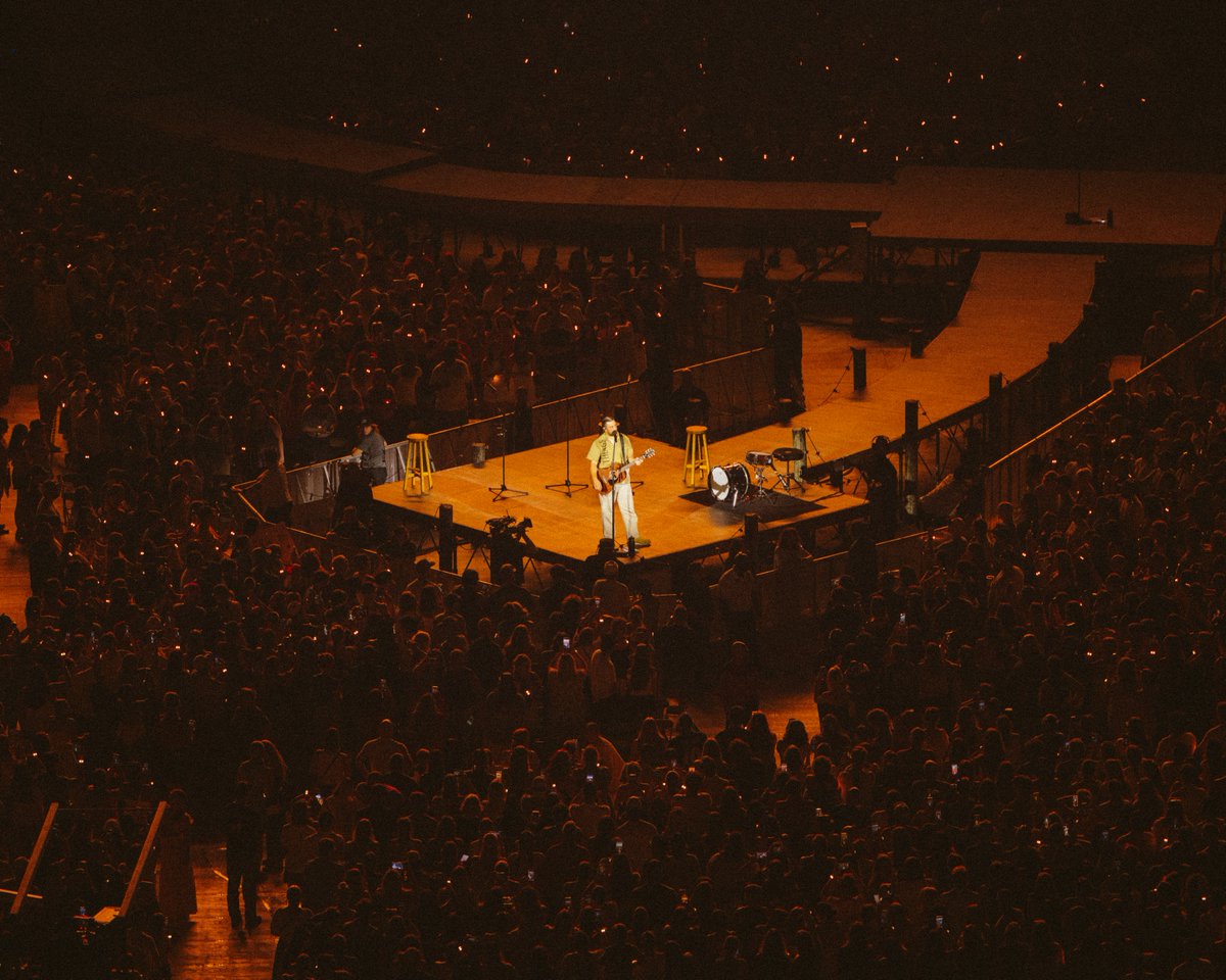 KahanHQ's tweet photo. St. Louis, thank you for loving @NoahKahan through the literal blood, sweat and tears! https://t.co/tPLYgtiBrt
