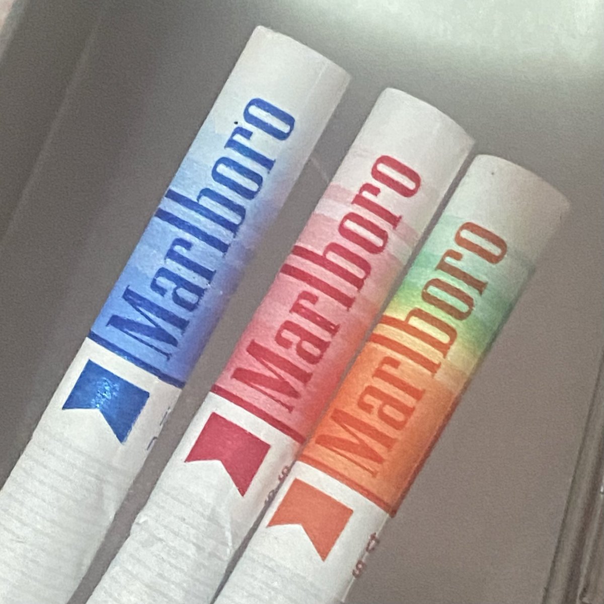 c1g4rett3_bunni's tweet photo. currently digging the new design for marlboros #yositwt https://t.co/2Cfe6ciErl