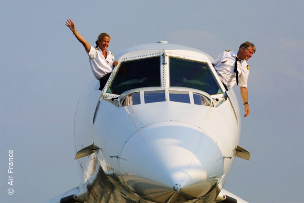 JetsLigue1's tweet photo. 👩‍✈️ Béatrice Vialle. 

Vous ne la connaissez peut être pas.

🇫🇷 40 ans chez Air France 
👉 L’une des 2 femmes a avoir piloté l’avion supersonique Concorde
✈️ 17 000 h de vol

Et il y a quelques jours elle a fait son dernier vol avant de partir en retraite. 

Immense respect 🫡 https://t.co/PRGVGEVfmu