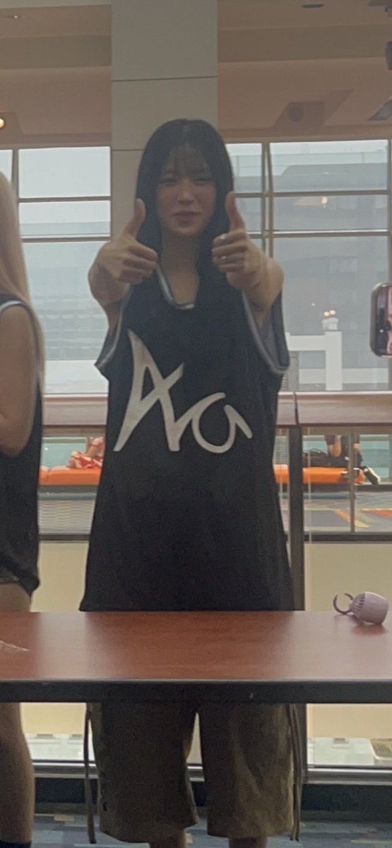 UchaesBunny's tweet photo. awu hearts and lola give me a thumbs up after I dropped all my photo cards on the ground, and she pointed them out, aha it was a little bit embarrassing, but thank goodness she told me I dropped them!!! https://t.co/8Jru66nGMz